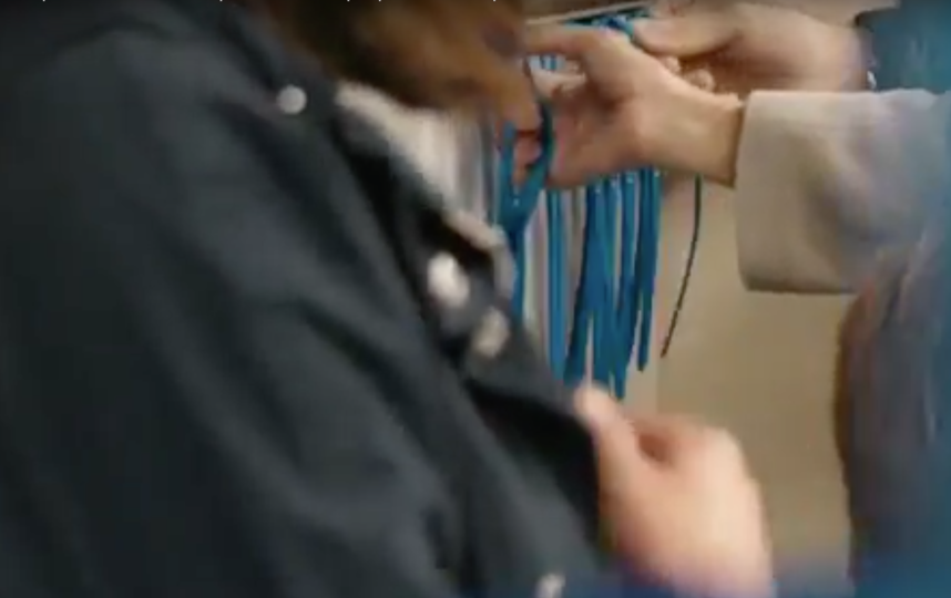 Те самые силиконовые браслеты. Фото Скриншот, Скриншот Youtube