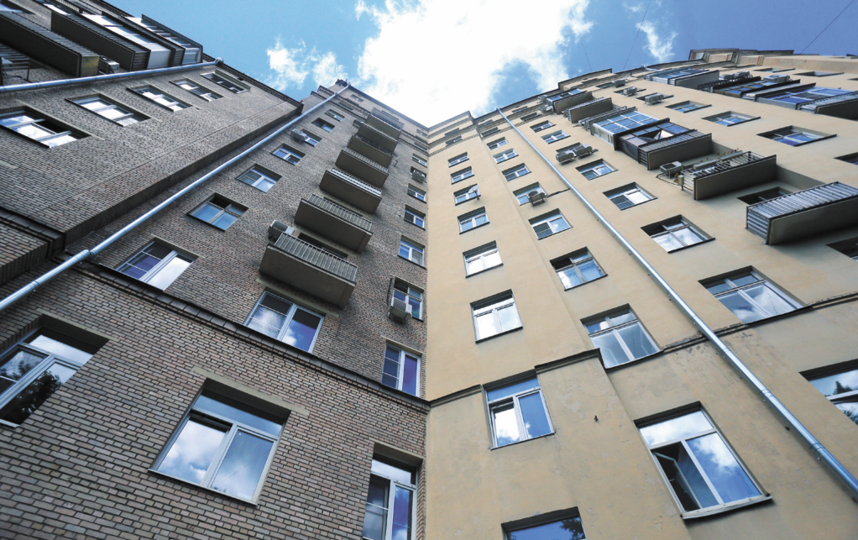 Щусевский дом (справа) вблизи резко контрастирует с пристроенными позже "крыльями". Фото Василий Кузьмичёнок, "Metro"