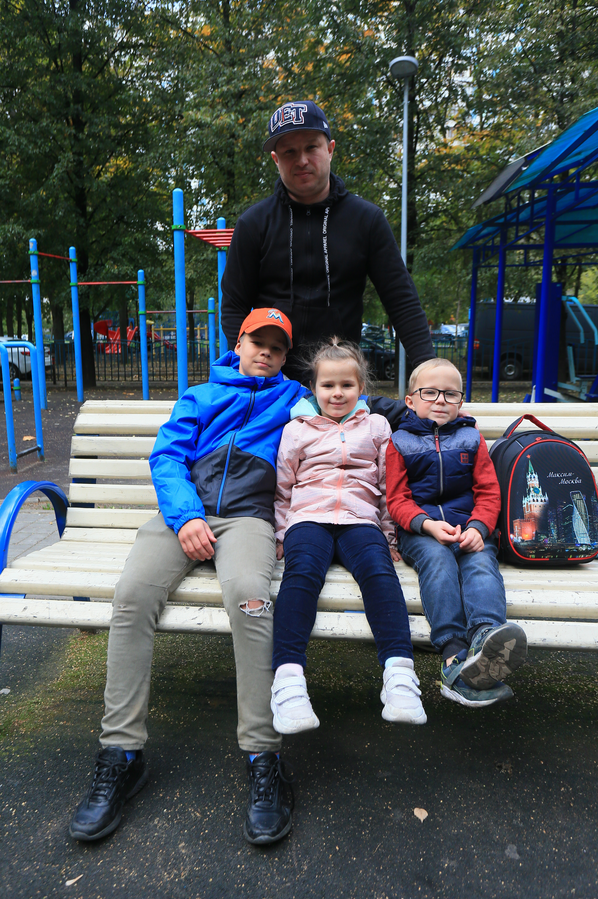 Москва с братом, сестрой и отцом. Фото Василий Кузьмичёнок