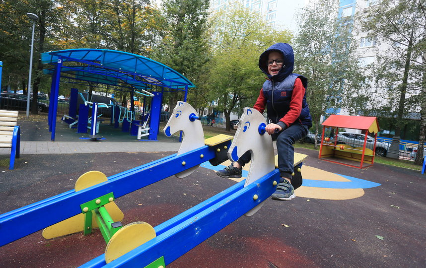Максим-Москва на детской площадке. Фото Василий Кузьмичёнок
