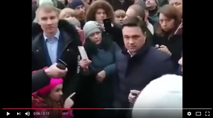 Мама "девочки в розовом", которая показала жест Воробьёву, рассказала правду о поступке дочери