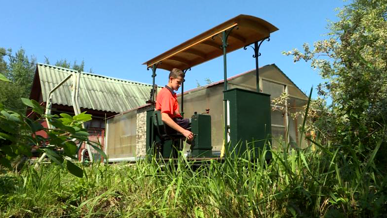Кататься на трамвайчике приходят не только соседи, но и просто любители техники. Фото Фото из личного архива Владислава Иванова.