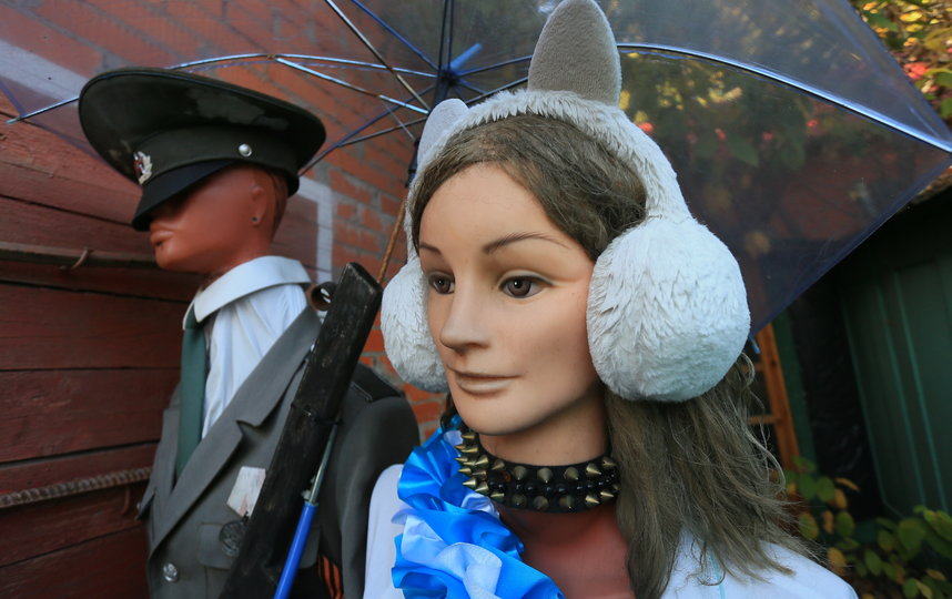 Манекены военных охраняют жителей района Гольяново. Фото Василий Кузьмичёнок