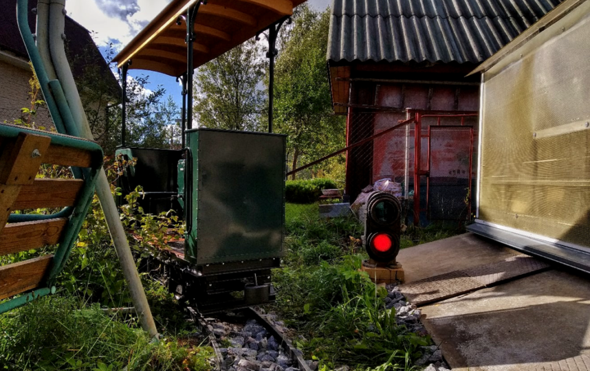 Кататься на трамвайчике приходят не только соседи, но и просто любители техники. Фото Фото из личного архива Владислава Иванова.