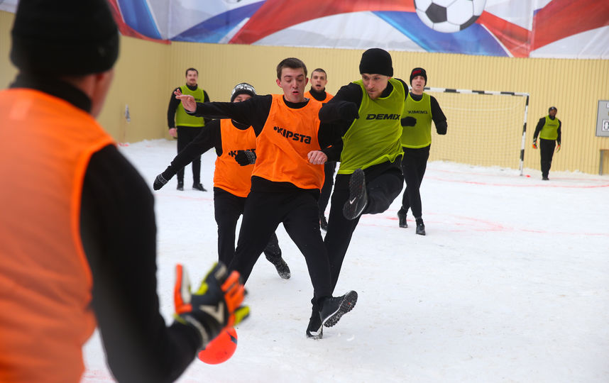 Сначала Мамаев играл за "оранжевых", а потом за "зелёных". Фото Василий Кузьмичёнок