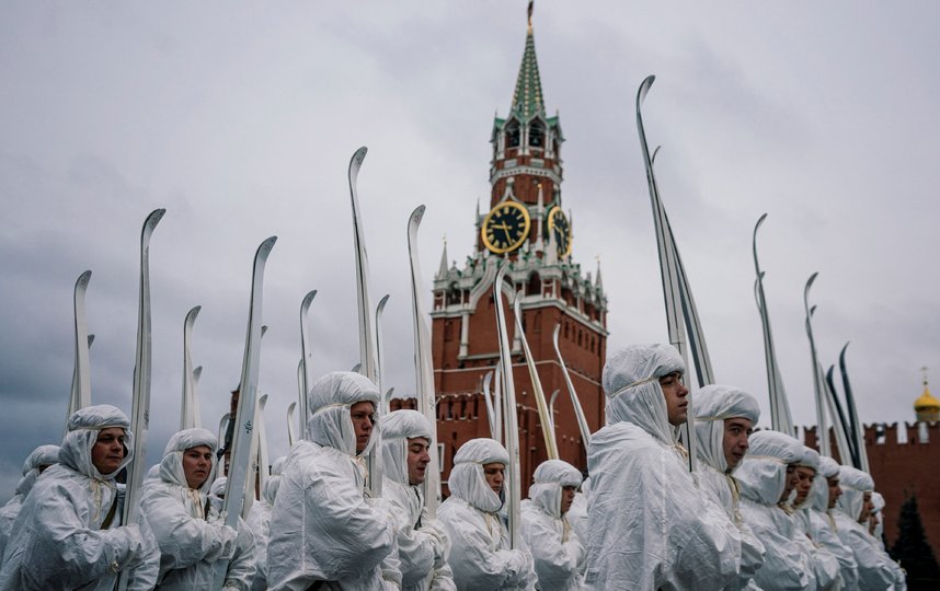 По данным мэрии, в марше в память о параде 7 ноября 1941 года участвовало около четырёх тысяч человек. В том числе почётный караул трех видов Вооруженных сил РФ, военный оркестр, воспитанники суворовских училищ, кадеты, военнослужащие Минобороны РФ, а также 600 артистов и 250 волонтёров. Фото AFP