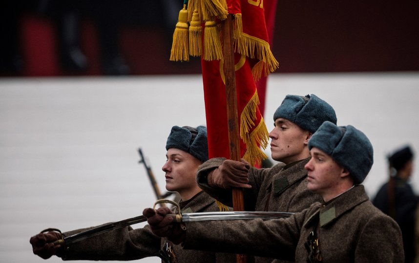 По данным мэрии, в марше в память о параде 7 ноября 1941 года участвовало около четырёх тысяч человек. В том числе почётный караул трех видов Вооруженных сил РФ, военный оркестр, воспитанники суворовских училищ, кадеты, военнослужащие Минобороны РФ, а также 600 артистов и 250 волонтёров. Фото AFP