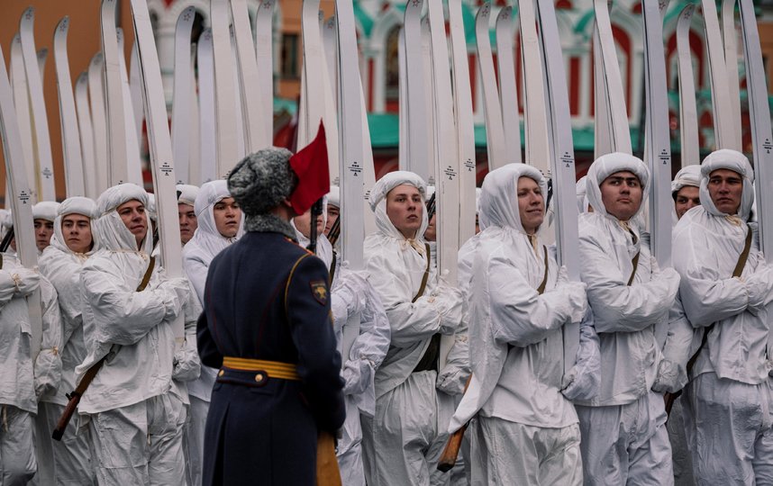 По данным мэрии, в марше в память о параде 7 ноября 1941 года участвовало около четырёх тысяч человек. В том числе почётный караул трех видов Вооруженных сил РФ, военный оркестр, воспитанники суворовских училищ, кадеты, военнослужащие Минобороны РФ, а также 600 артистов и 250 волонтёров. Фото AFP