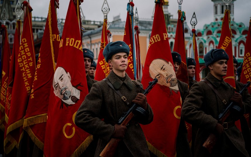 По данным мэрии, в марше в память о параде 7 ноября 1941 года участвовало около четырёх тысяч человек. В том числе почётный караул трех видов Вооруженных сил РФ, военный оркестр, воспитанники суворовских училищ, кадеты, военнослужащие Минобороны РФ, а также 600 артистов и 250 волонтёров. Фото AFP