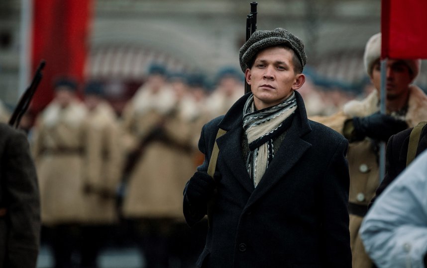 По данным мэрии, в марше в память о параде 7 ноября 1941 года участвовало около четырёх тысяч человек. В том числе почётный караул трех видов Вооруженных сил РФ, военный оркестр, воспитанники суворовских училищ, кадеты, военнослужащие Минобороны РФ, а также 600 артистов и 250 волонтёров. Фото AFP