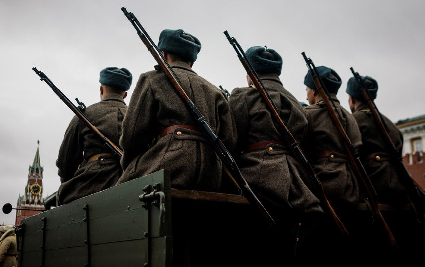 По данным мэрии, в марше в память о параде 7 ноября 1941 года участвовало около четырёх тысяч человек. В том числе почётный караул трех видов Вооруженных сил РФ, военный оркестр, воспитанники суворовских училищ, кадеты, военнослужащие Минобороны РФ, а также 600 артистов и 250 волонтёров. Фото AFP