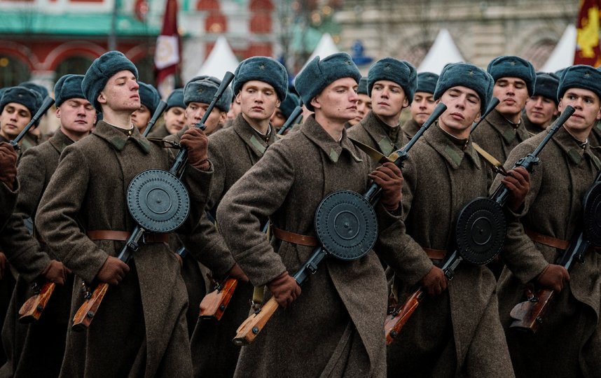 По данным мэрии, в марше в память о параде 7 ноября 1941 года участвовало около четырёх тысяч человек. В том числе почётный караул трех видов Вооруженных сил РФ, военный оркестр, воспитанники суворовских училищ, кадеты, военнослужащие Минобороны РФ, а также 600 артистов и 250 волонтёров. Фото AFP