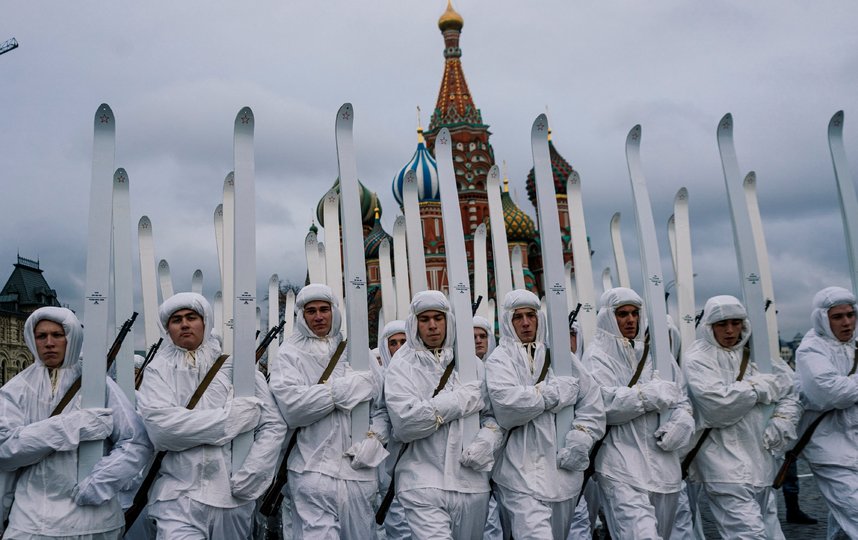 По данным мэрии, в марше в память о параде 7 ноября 1941 года участвовало около четырёх тысяч человек. В том числе почётный караул трех видов Вооруженных сил РФ, военный оркестр, воспитанники суворовских училищ, кадеты, военнослужащие Минобороны РФ, а также 600 артистов и 250 волонтёров. Фото AFP