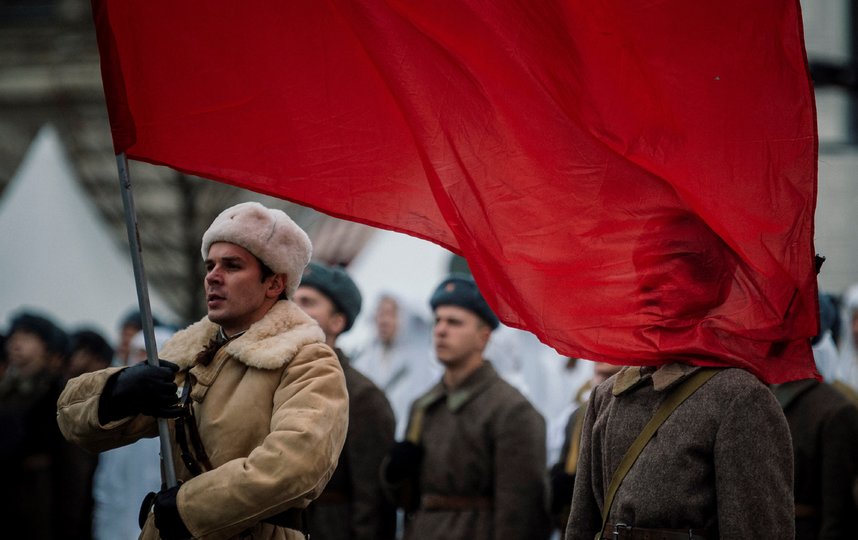 По данным мэрии, в марше в память о параде 7 ноября 1941 года участвовало около четырёх тысяч человек. В том числе почётный караул трех видов Вооруженных сил РФ, военный оркестр, воспитанники суворовских училищ, кадеты, военнослужащие Минобороны РФ, а также 600 артистов и 250 волонтёров. Фото AFP