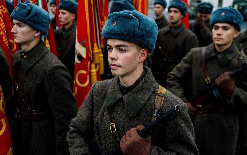 По данным мэрии, в марше в память о параде 7 ноября 1941 года участвовало около четырёх тысяч человек. В том числе почётный караул трех видов Вооруженных сил РФ, военный оркестр, воспитанники суворовских училищ, кадеты, военнослужащие Минобороны РФ, а также 600 артистов и 250 волонтёров. Фото AFP