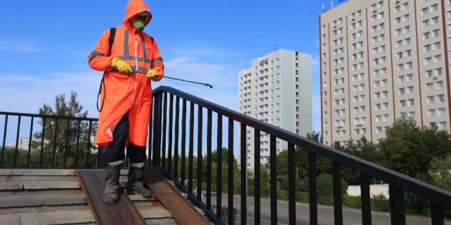 В таком облачении работает Сергей.