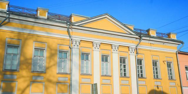 Возле этого дома на углу Станиславского и Солженицына постоянно собираются киношники.