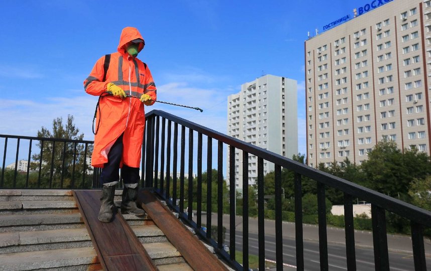 В таком облачении работает Сергей. Фото Василий Кузьмичёнок