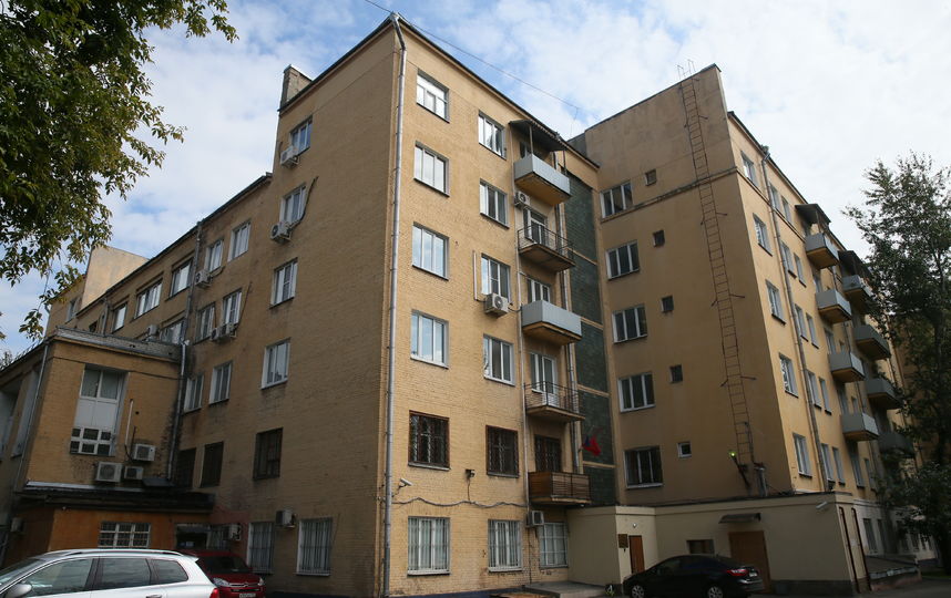 Дом-коммуна на улице Лестева сегодня наполовину сдаётся под офисы. Фото Василий Кузьмичёнок