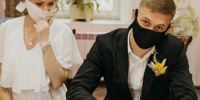 Так выглядит роспись в ЗАГСе во время пандемии.