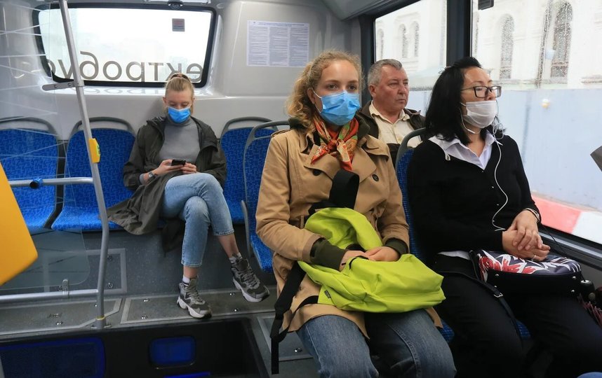 В Дептрансе Москвы напомнили, что носить маски в Московском транспорте обязательно. Фото Василий Кузьмичёнок