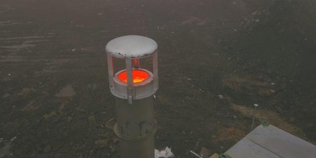 Газ сжигают с помощью факелов на высоте шесть метров.