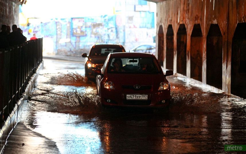 МЧС предупреждает москвичей о грозе и ветре до 22 м/с
