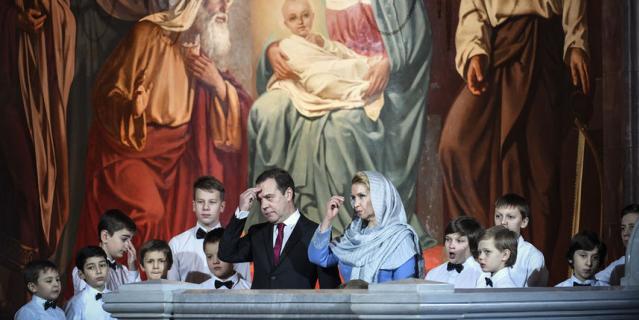 Премьер-министр России Дмитрий Медведев с супругой Светланой посетил ночное рождественское богослужение в храме Христа Спасителя в Москве.