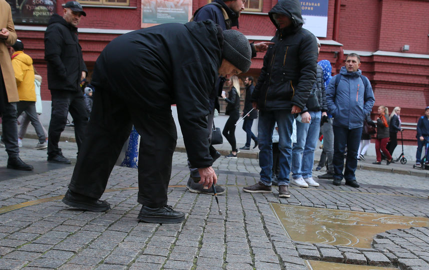 Пользователи Сети заметили, что у собирателей мелочи на нулевом километре обновился инструментарий. Фото Василий Кузьмичёнок