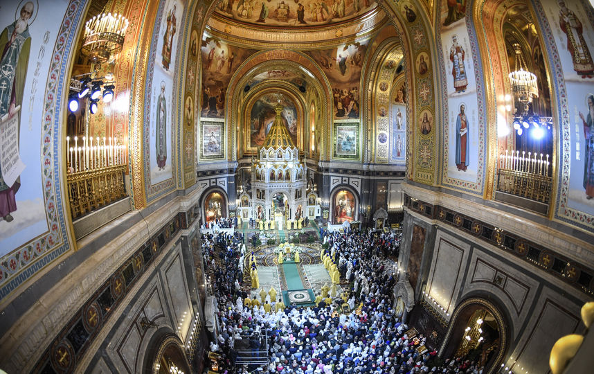 Ночное рождественское богослужение в храме Христа Спасителя в Москве. Фото AFP