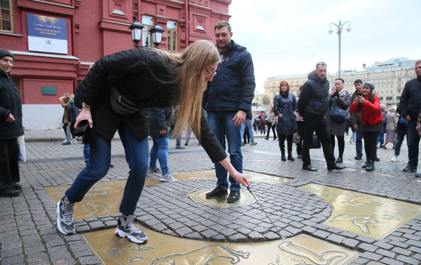 Мелочь на нулевом километре в Москве теперь собирают с помощью "удочки": репортаж