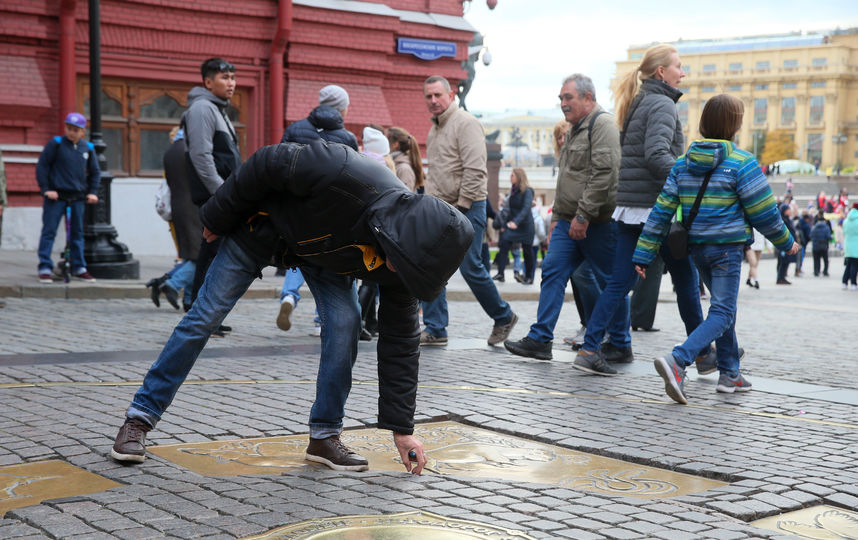 Пользователи Сети заметили, что у собирателей мелочи на нулевом километре обновился инструментарий. Фото Василий Кузьмичёнок