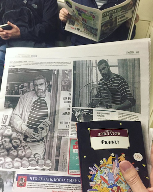Москвич собирает фото читающих пассажиров метро