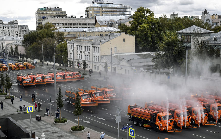 Почти 700 спецмашин приняли участие в параде городской техники. Фото AFP