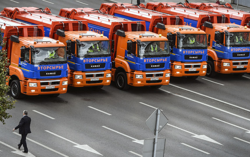 Почти 700 спецмашин приняли участие в параде городской техники. Фото AFP