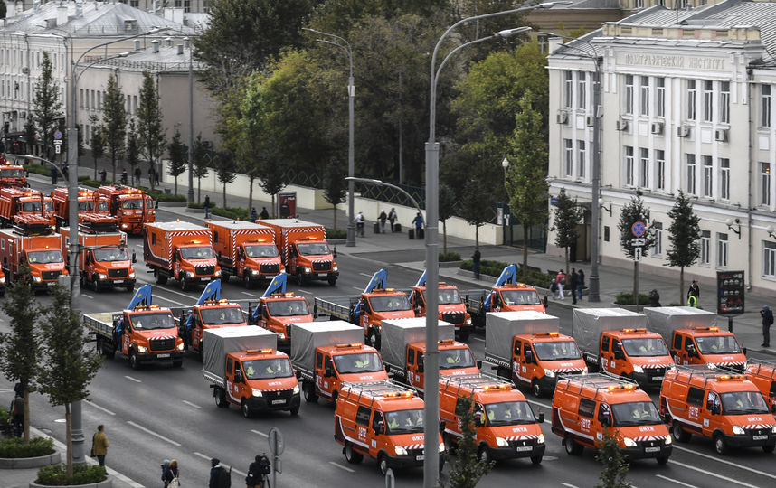 Почти 700 спецмашин приняли участие в параде городской техники. Фото AFP