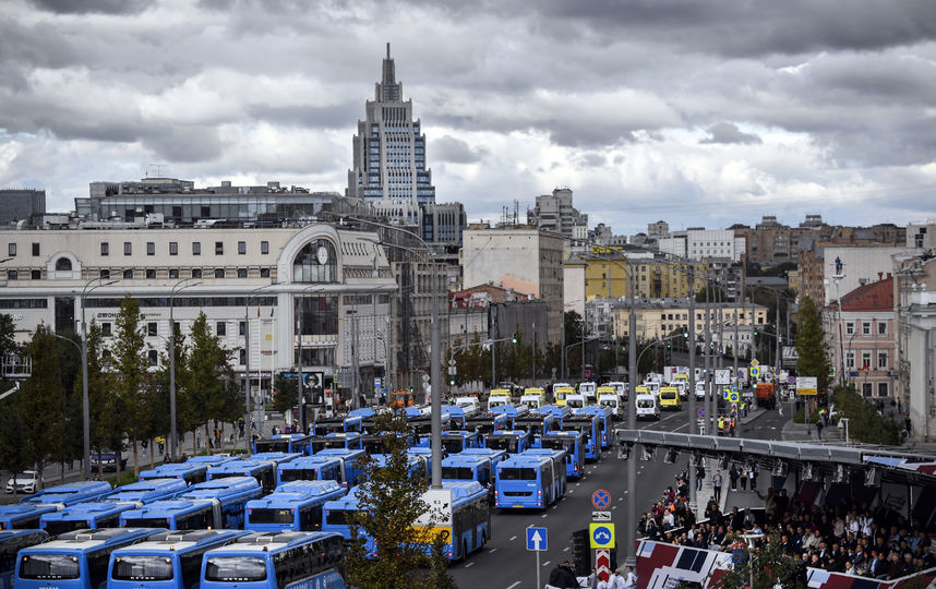 Почти 700 спецмашин приняли участие в параде городской техники. Фото AFP