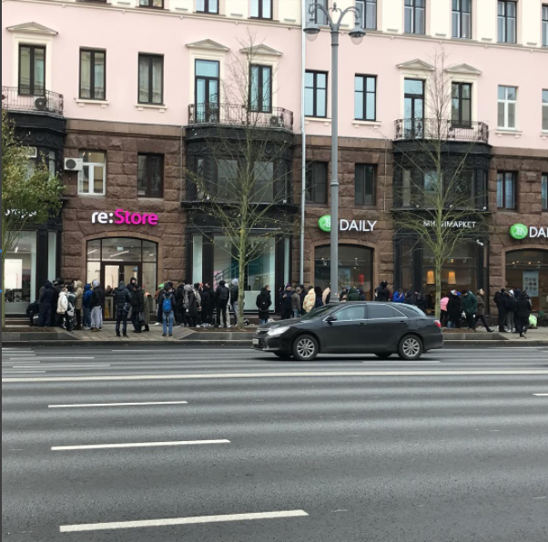 Места в очереди за iPhone X в Москве продают за 60 тысяч рублей