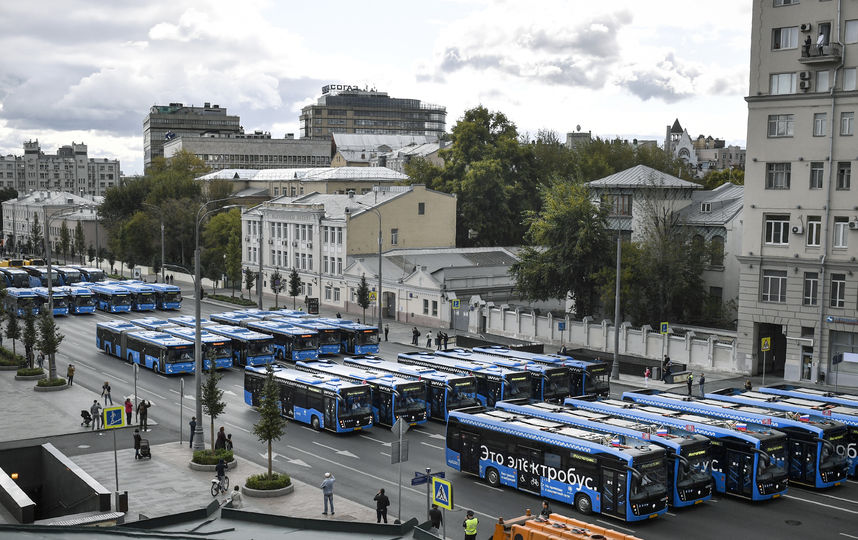 Почти 700 спецмашин приняли участие в параде городской техники. Фото AFP