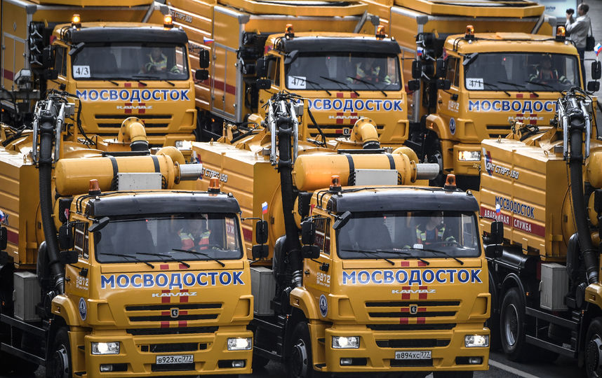 Почти 700 спецмашин приняли участие в параде городской техники. Фото AFP