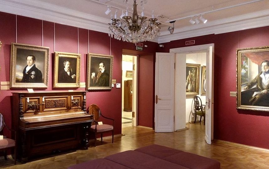 Кисти и краски.