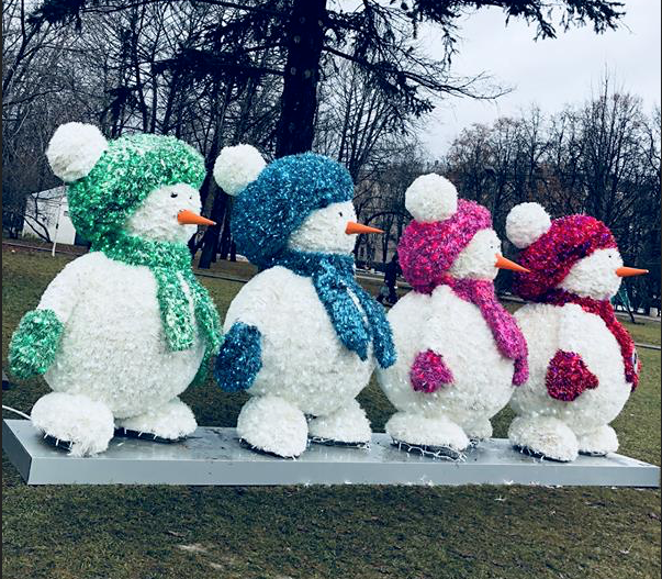 Снеговики в необычном для себя пейзаже. Фото Наталья Баринова | facebook