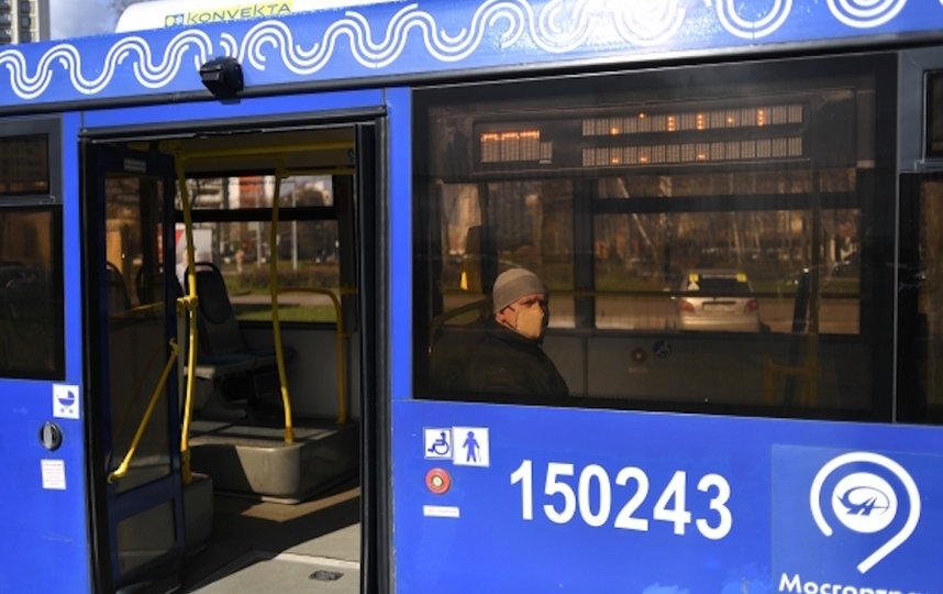 Пассажир в защитной маске в салоне автобуса в Москве. Фото РИА Новости