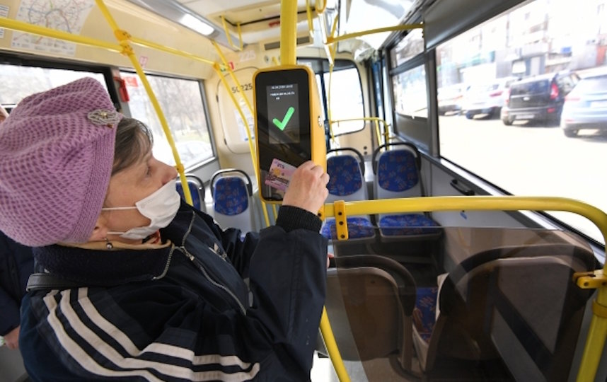 Москвичей обяжут носить маски и перчатки в общественном транспорте