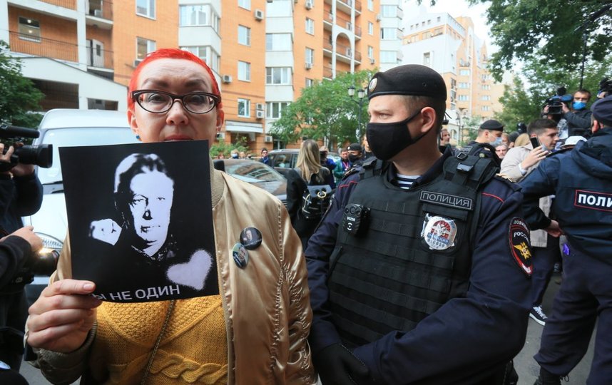 События возле здания суда. Фото Василий Кузьмичёнок