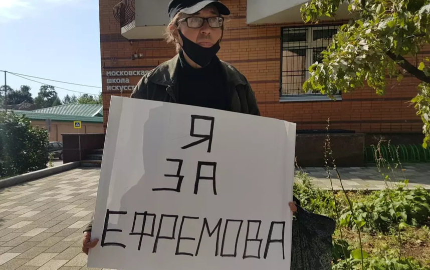 Группа поддержки Михаила Ефремова. Фото Василий Кузьмичёнок