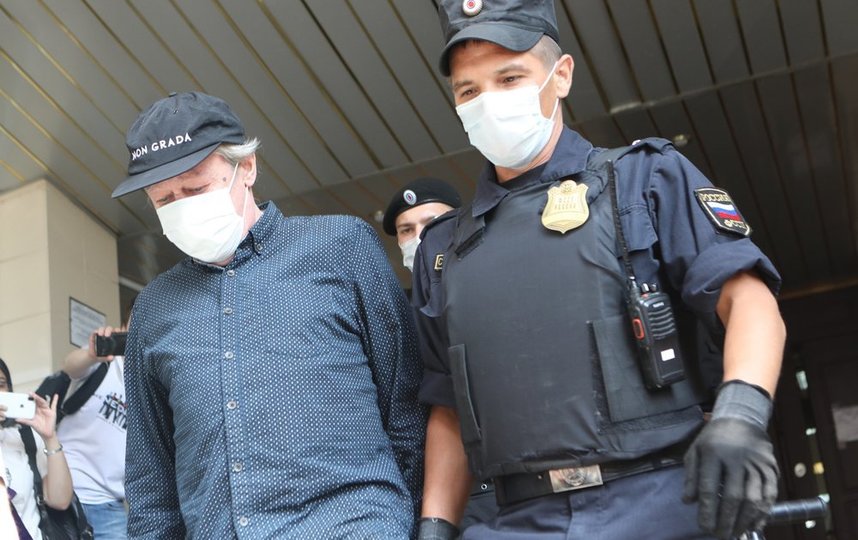 Актер Михаил Ефремов около здания Пресненского суда, где должно было состояться заседание по его делу о смертельном ДТП в центре Москвы. Фото АГН "Москва"/Андрей Никеричев