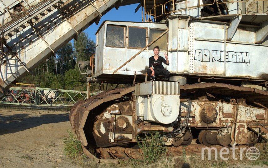 За время простоя экскаватор прилично заржавел. Фото Иван Тереховский, "Metro"