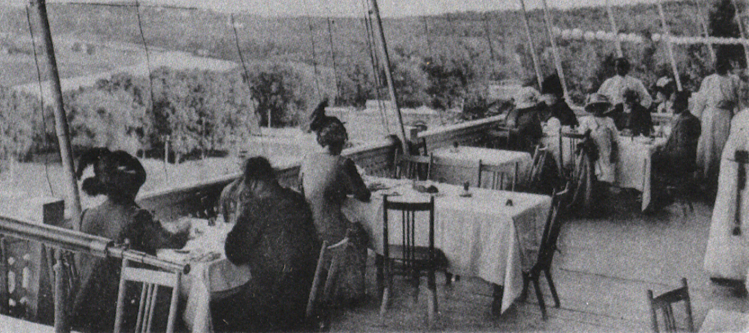 Лучшие места ресторана располагались на открытой террасе. Фото журнал «филокартия», №5, 2011