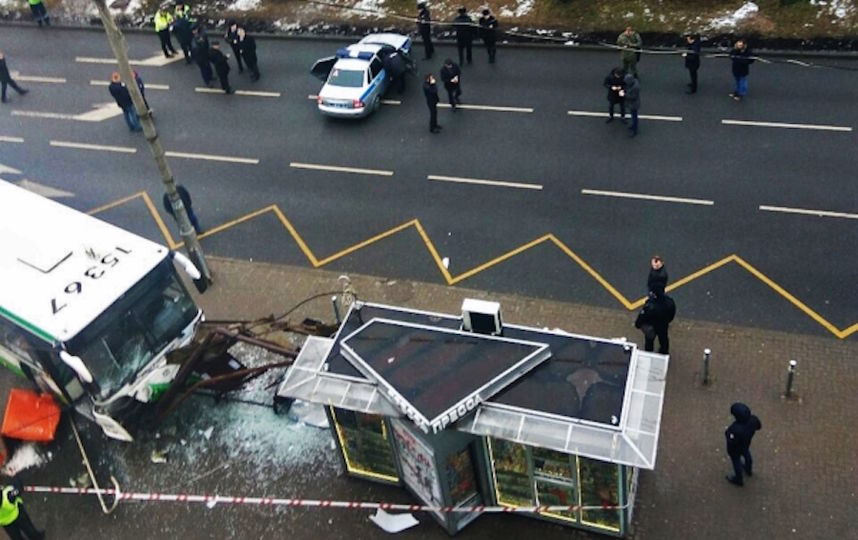 ДТП с автобусом на "Сходненской" 29 декабря 2017 года. Фото РИА Новости